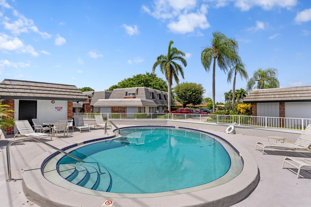 For Sale: $299,900 (2 beds, 2 baths, 1222 Square Feet)