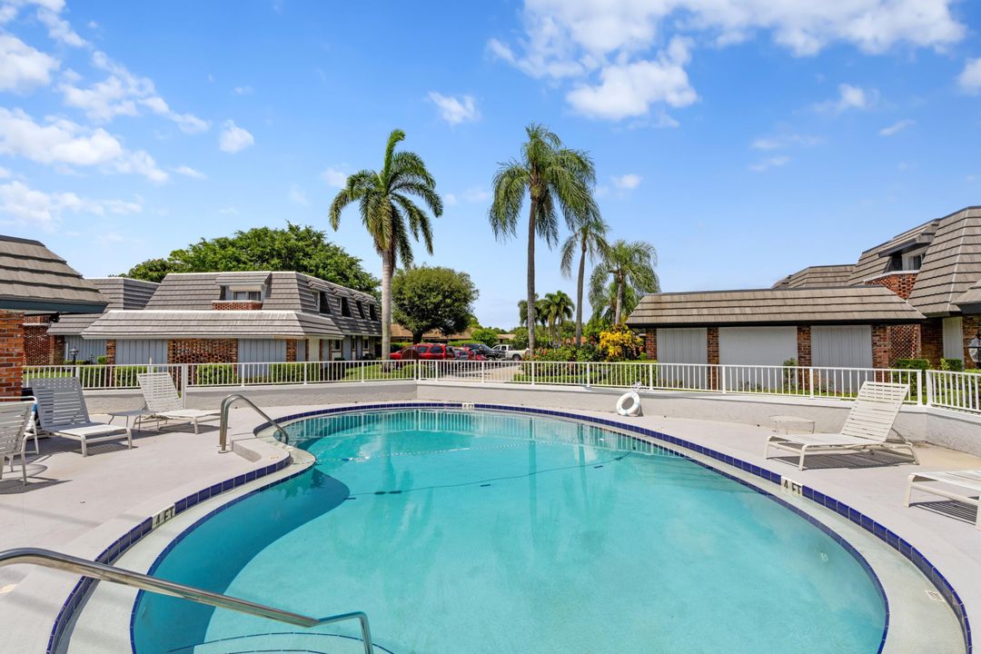 For Sale: $299,900 (2 beds, 2 baths, 1222 Square Feet)