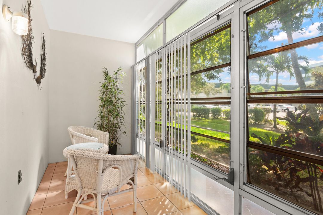 For Sale: $110,000 (1 beds, 1 baths, 695 Square Feet)