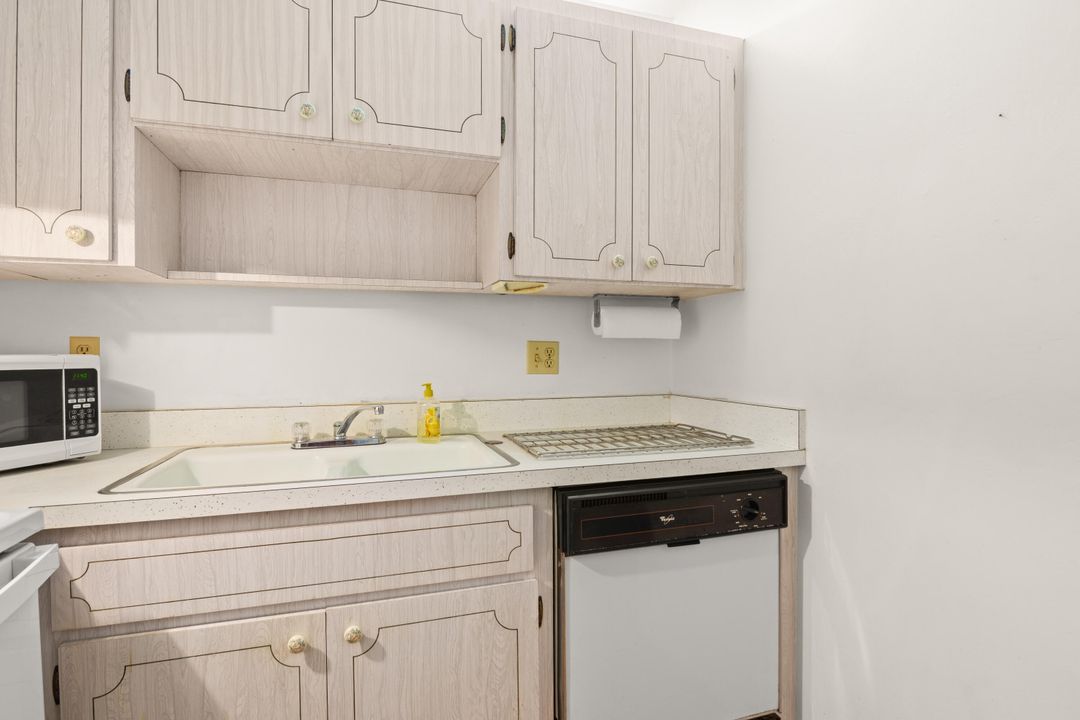 For Sale: $110,000 (1 beds, 1 baths, 695 Square Feet)