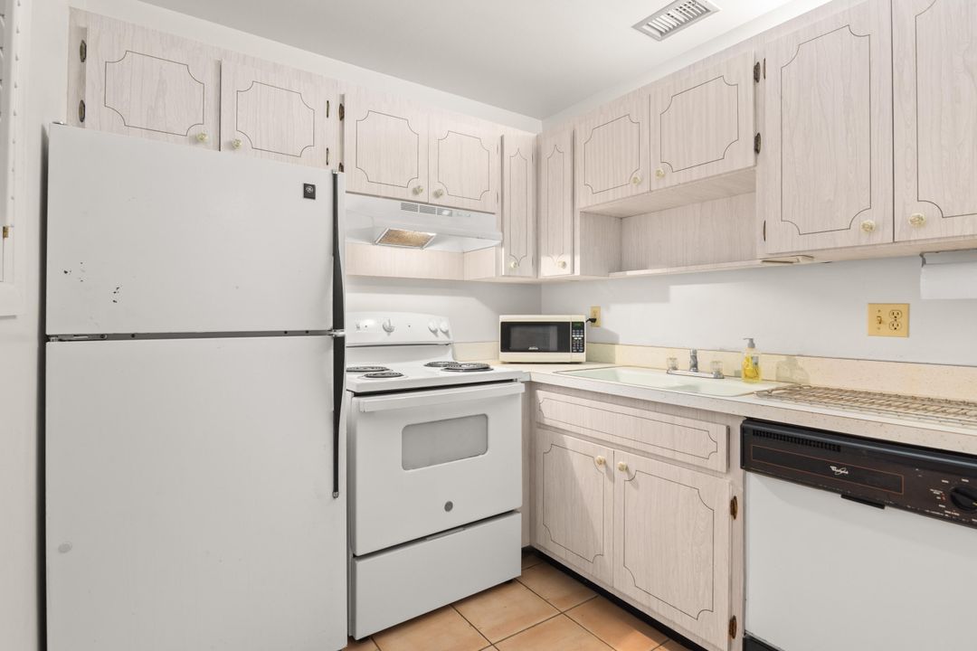 For Sale: $110,000 (1 beds, 1 baths, 695 Square Feet)