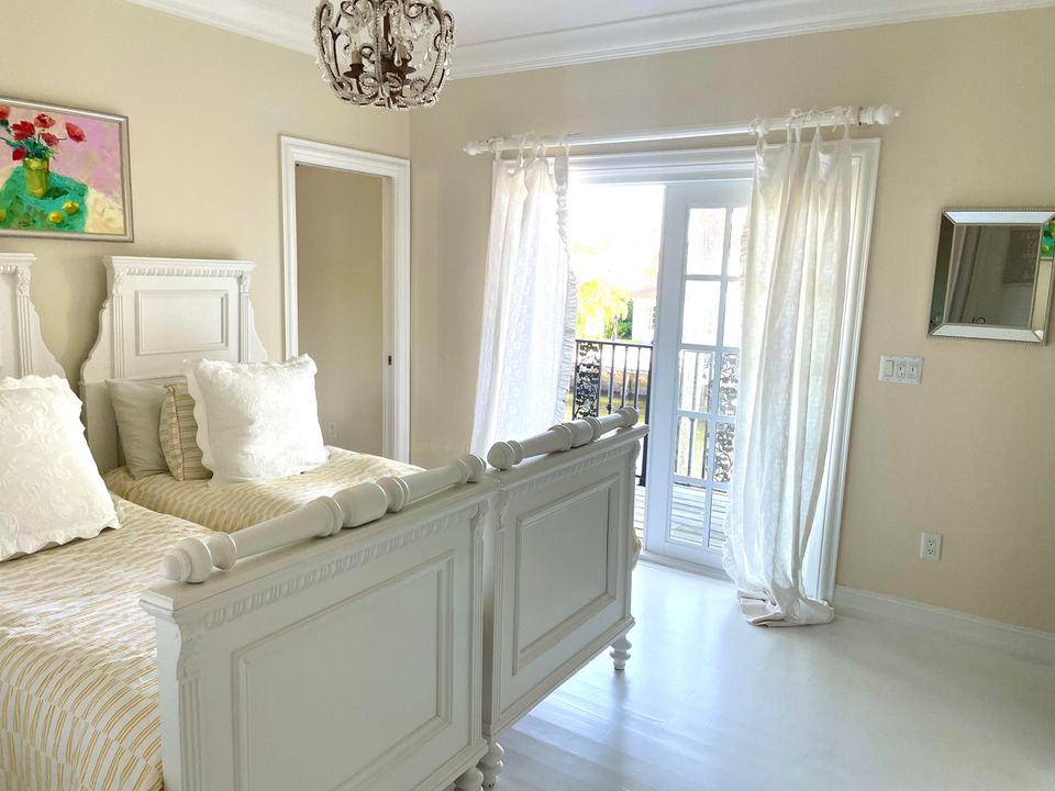 出租: $16,750 (4 贝兹, 6 浴室, 3943 平方英尺)