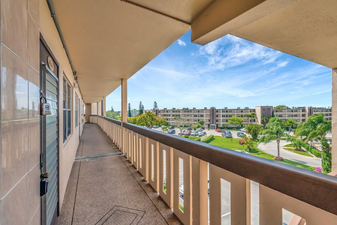 待售: $223,900 (2 贝兹, 2 浴室, 896 平方英尺)