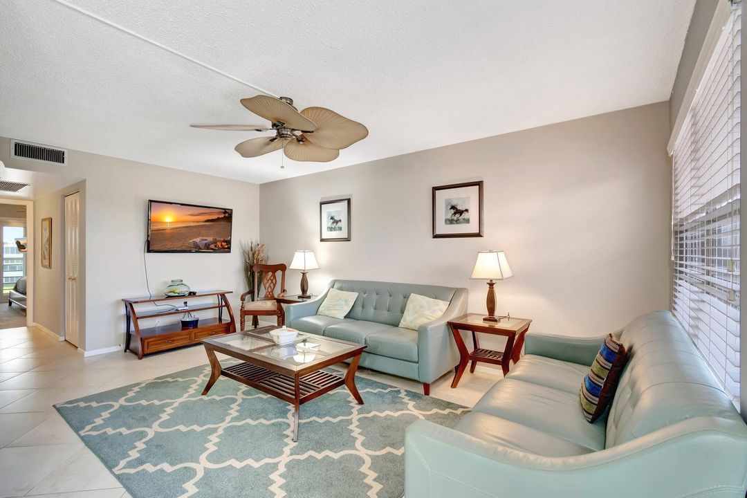 待售: $223,900 (2 贝兹, 2 浴室, 896 平方英尺)