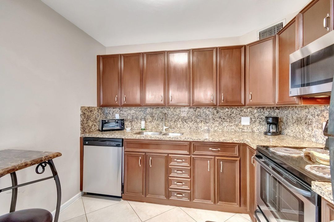 待售: $223,900 (2 贝兹, 2 浴室, 896 平方英尺)