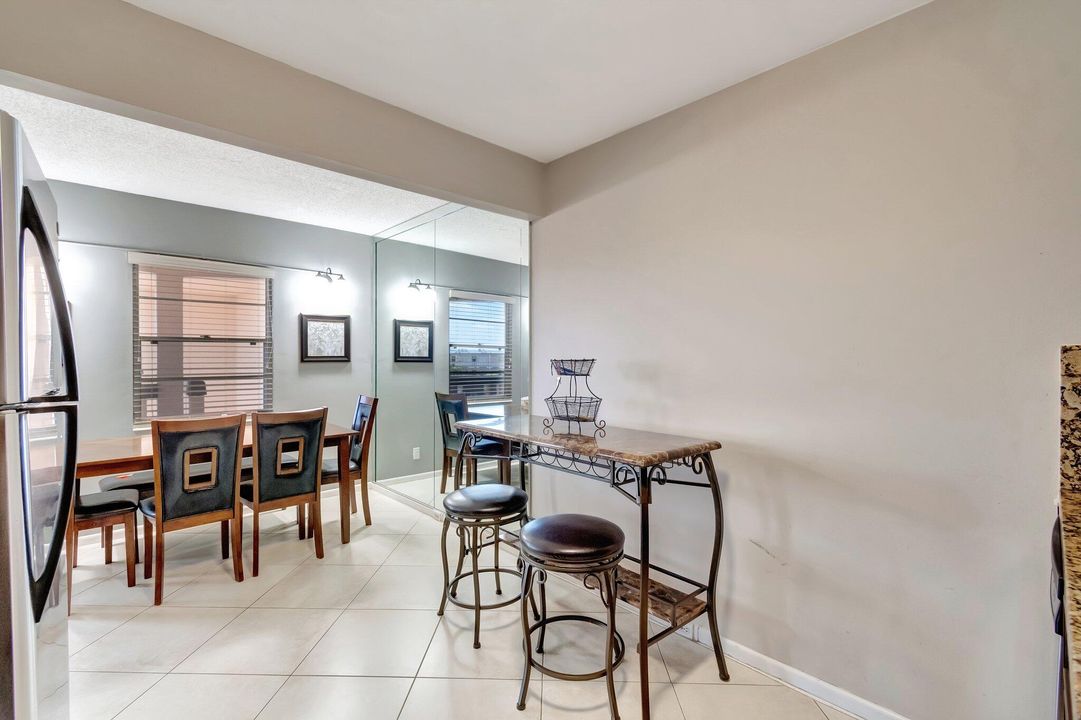 待售: $223,900 (2 贝兹, 2 浴室, 896 平方英尺)