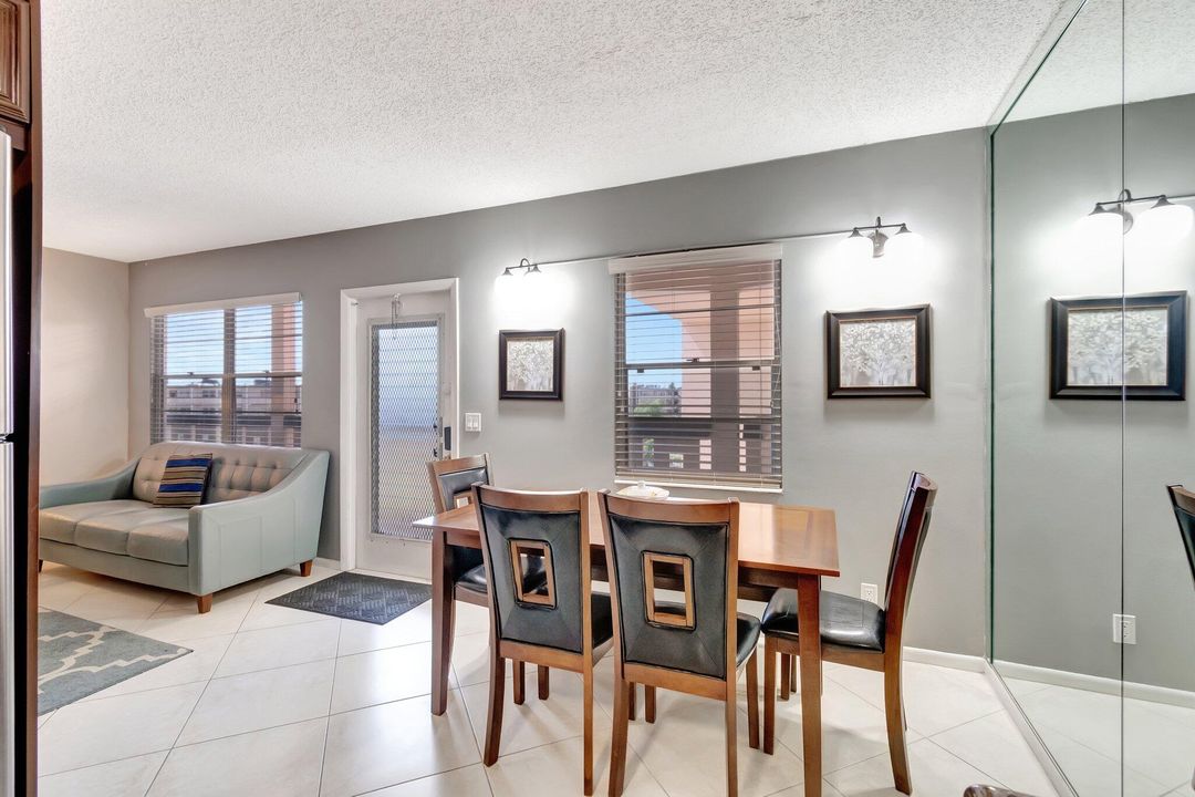 待售: $223,900 (2 贝兹, 2 浴室, 896 平方英尺)