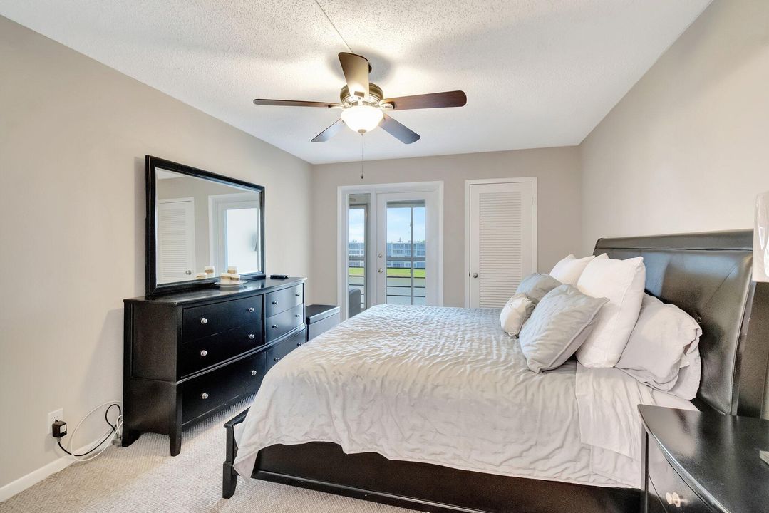 待售: $223,900 (2 贝兹, 2 浴室, 896 平方英尺)