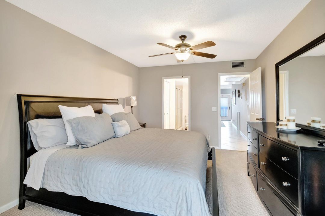 待售: $223,900 (2 贝兹, 2 浴室, 896 平方英尺)