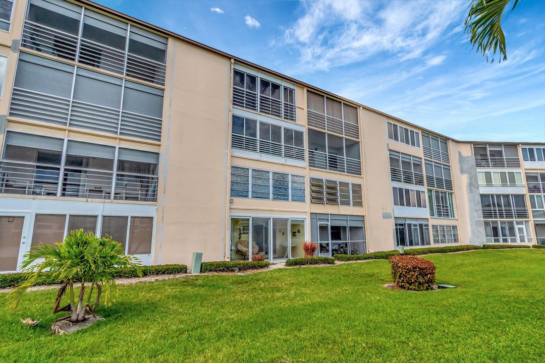 待售: $223,900 (2 贝兹, 2 浴室, 896 平方英尺)