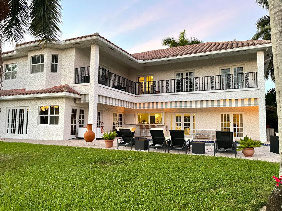 出租: $16,750 (4 贝兹, 6 浴室, 3943 平方英尺)