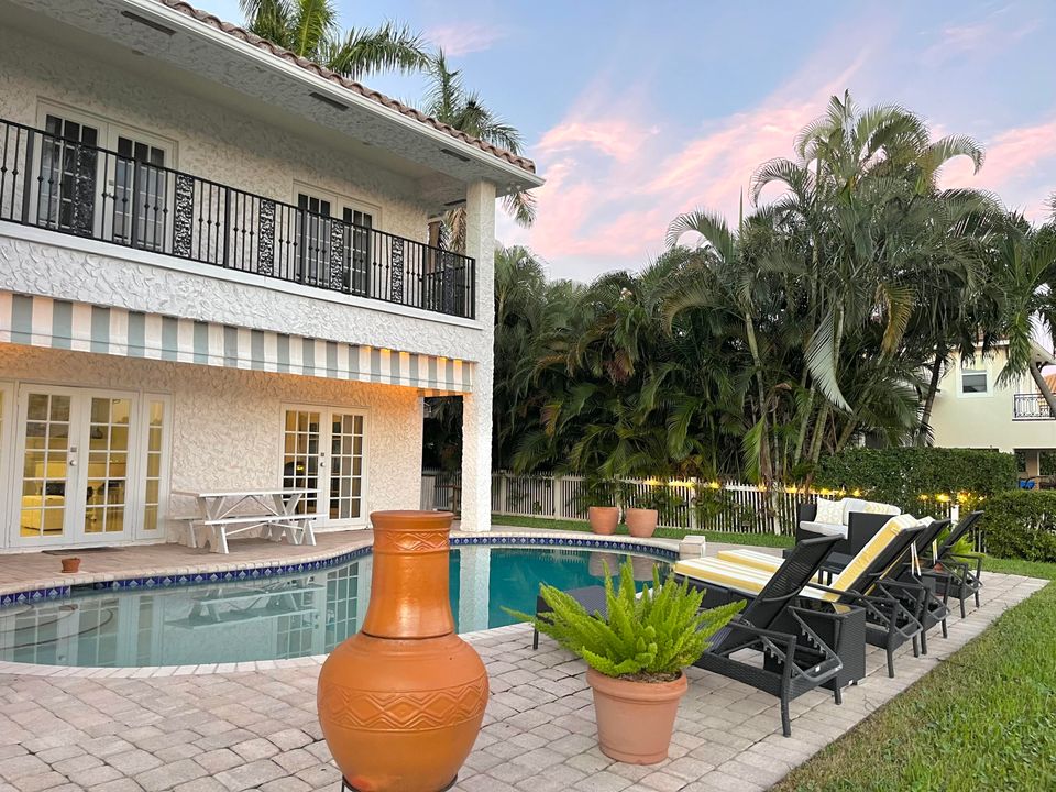 出租: $16,750 (4 贝兹, 6 浴室, 3943 平方英尺)