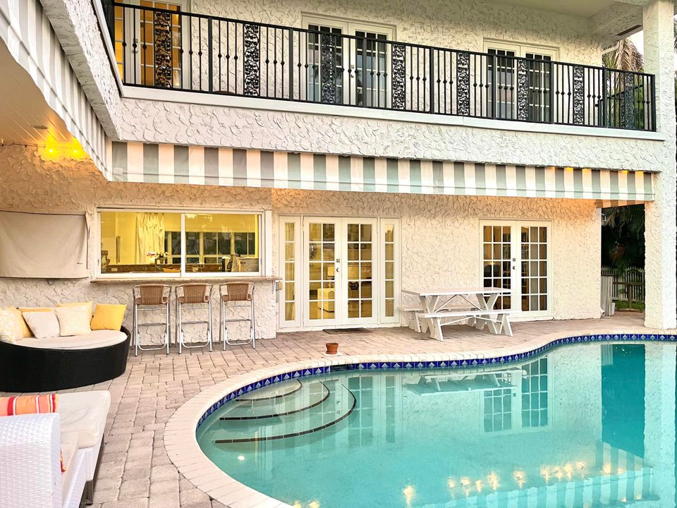 出租: $16,750 (4 贝兹, 6 浴室, 3943 平方英尺)