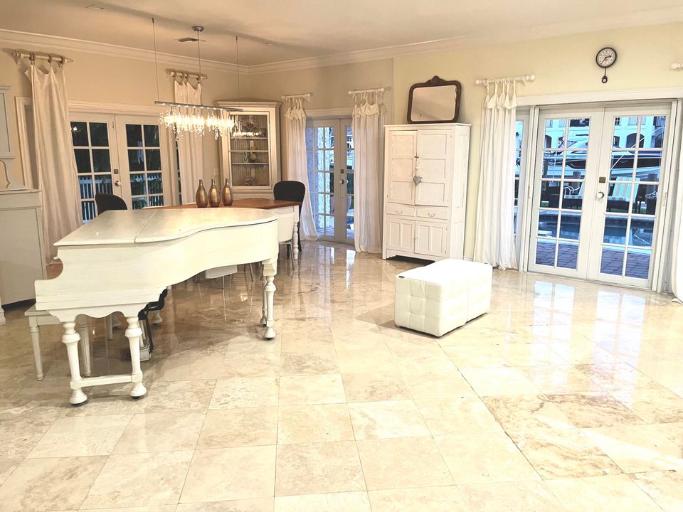 出租: $16,750 (4 贝兹, 6 浴室, 3943 平方英尺)