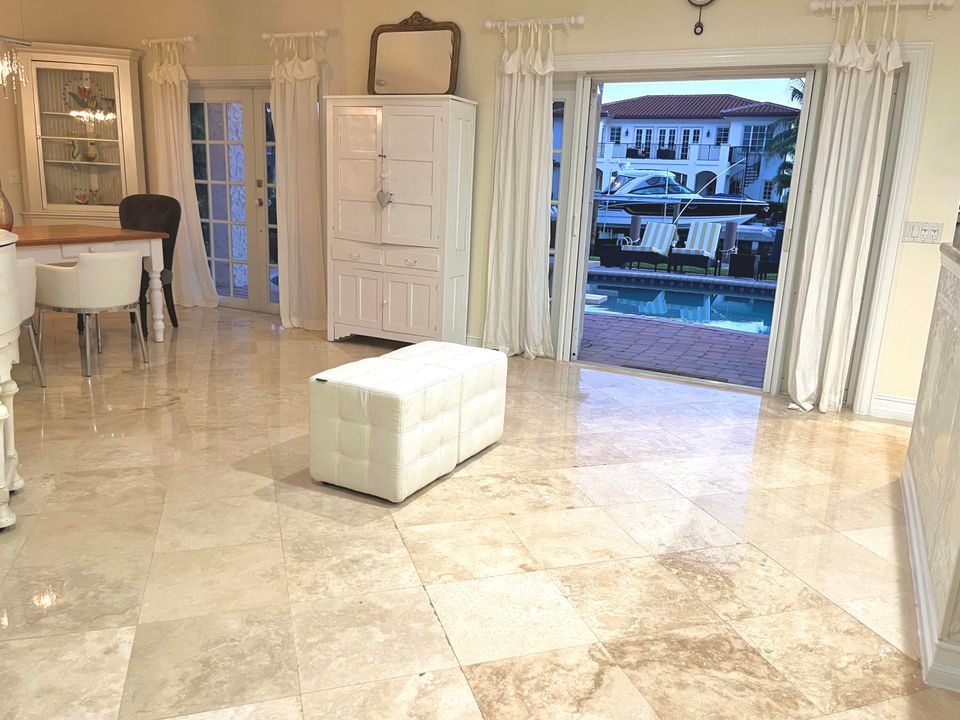 出租: $16,750 (4 贝兹, 6 浴室, 3943 平方英尺)