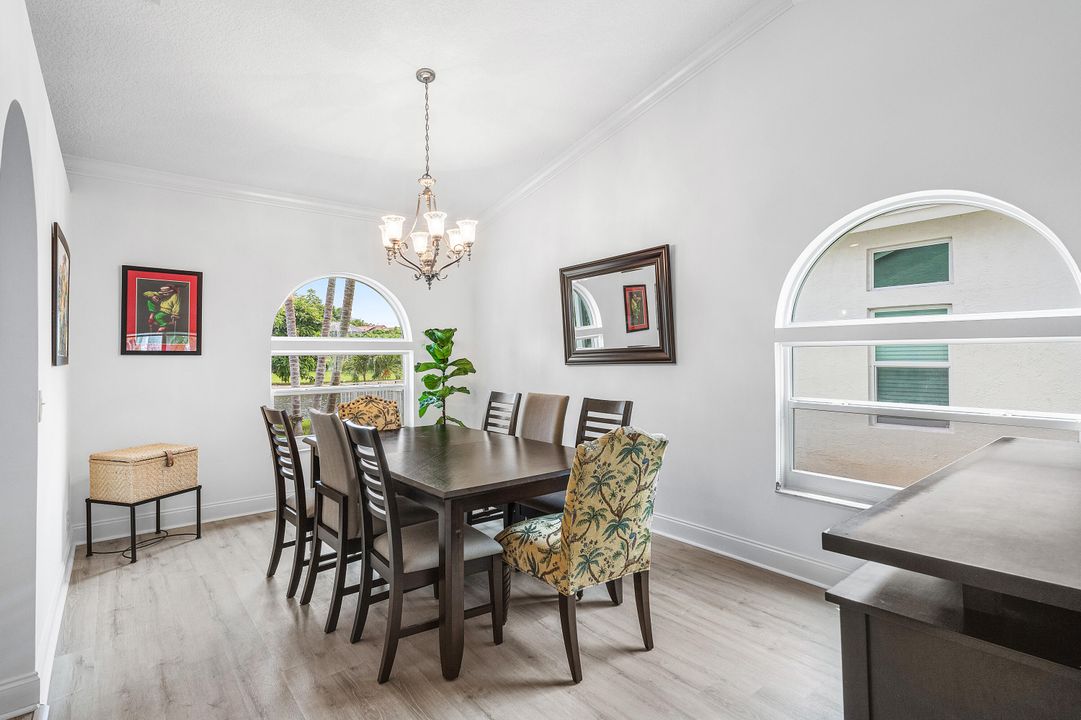 合同活跃: $1,149,000 (4 贝兹, 3 浴室, 2676 平方英尺)