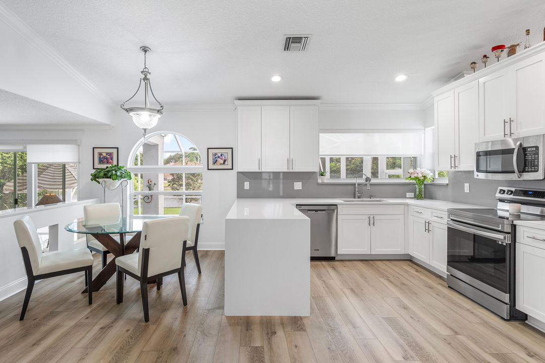 合同活跃: $1,149,000 (4 贝兹, 3 浴室, 2676 平方英尺)