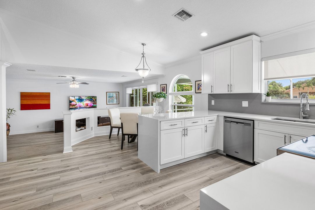 合同活跃: $1,149,000 (4 贝兹, 3 浴室, 2676 平方英尺)