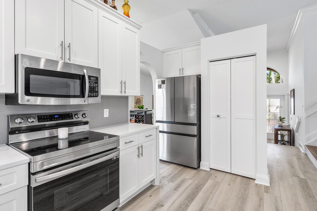 合同活跃: $1,149,000 (4 贝兹, 3 浴室, 2676 平方英尺)