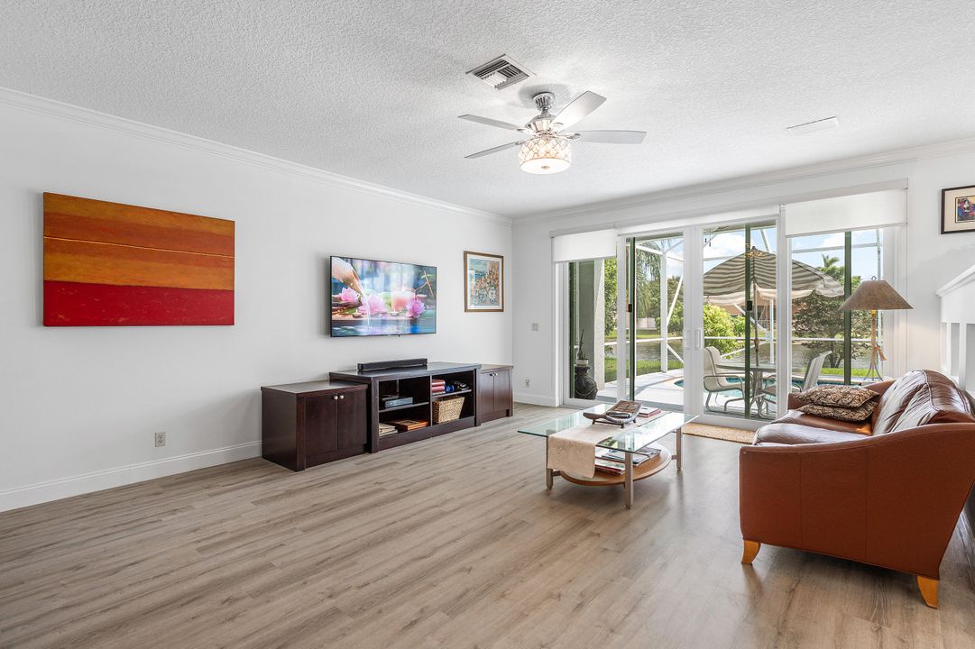 合同活跃: $1,149,000 (4 贝兹, 3 浴室, 2676 平方英尺)