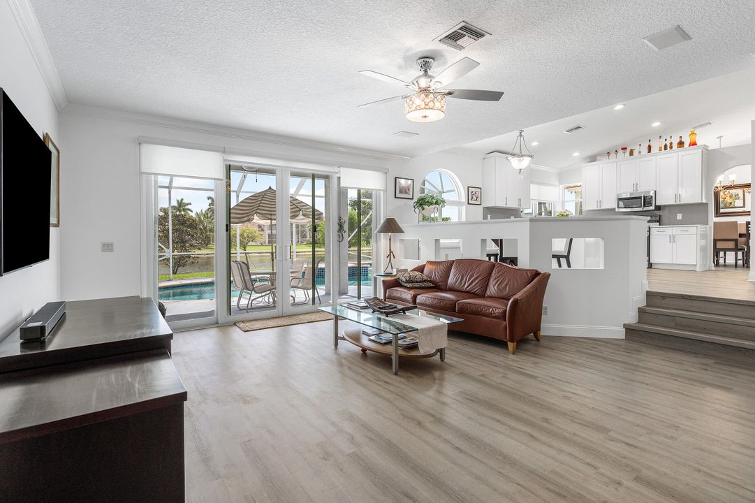 合同活跃: $1,149,000 (4 贝兹, 3 浴室, 2676 平方英尺)