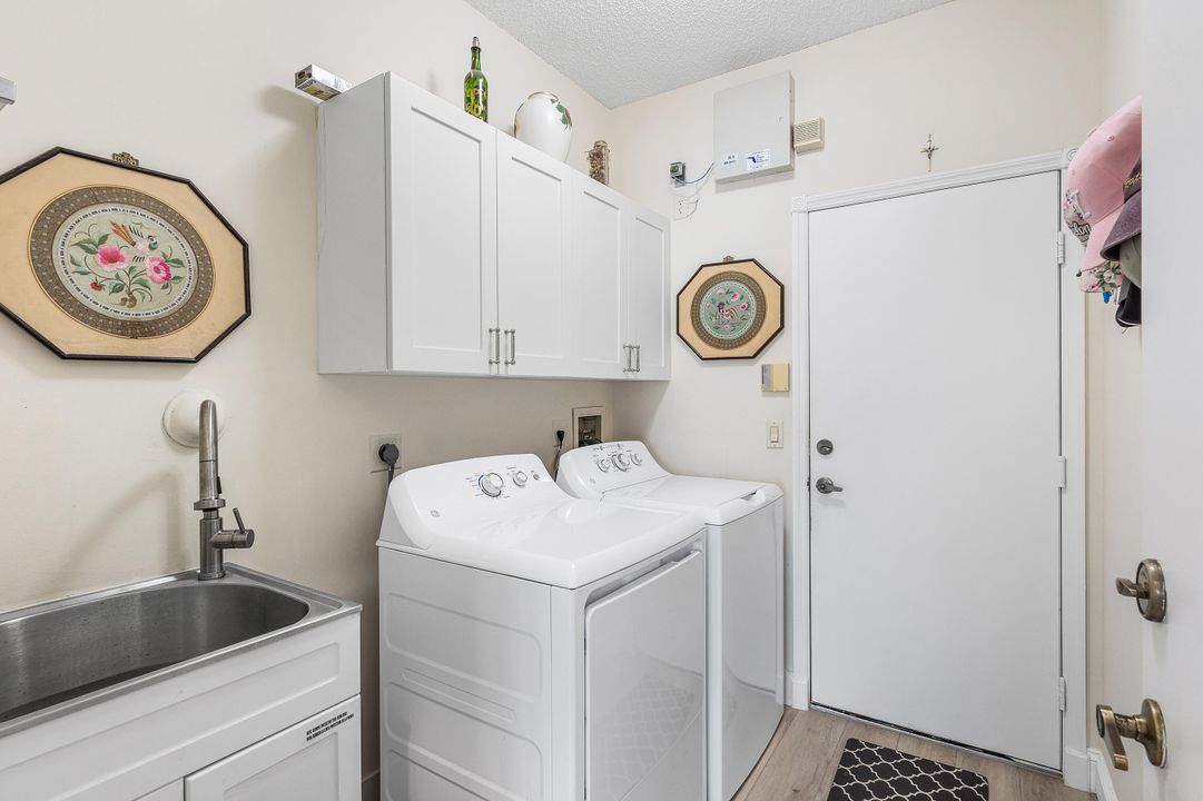 合同活跃: $1,149,000 (4 贝兹, 3 浴室, 2676 平方英尺)