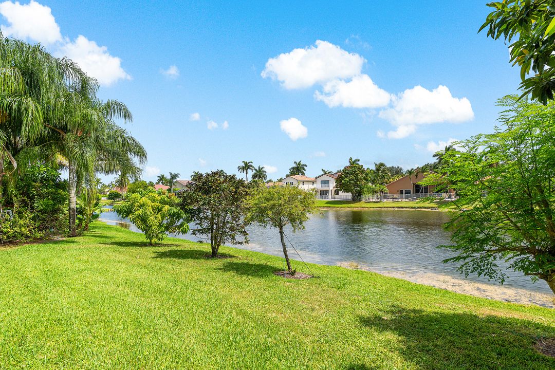 合同活跃: $1,149,000 (4 贝兹, 3 浴室, 2676 平方英尺)