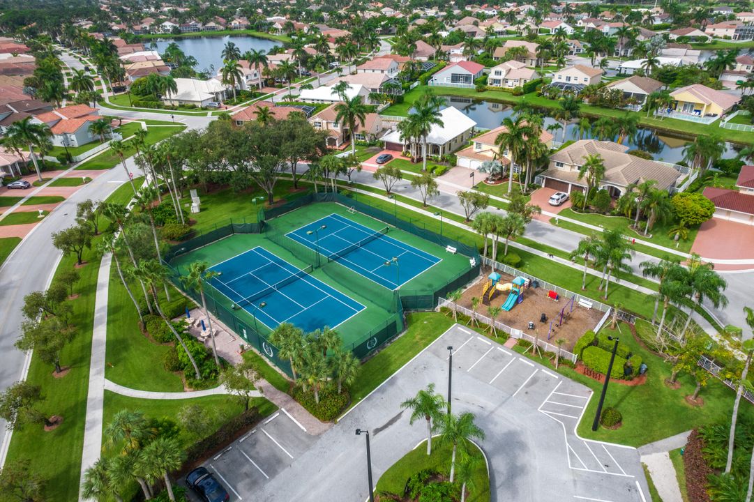 合同活跃: $1,149,000 (4 贝兹, 3 浴室, 2676 平方英尺)