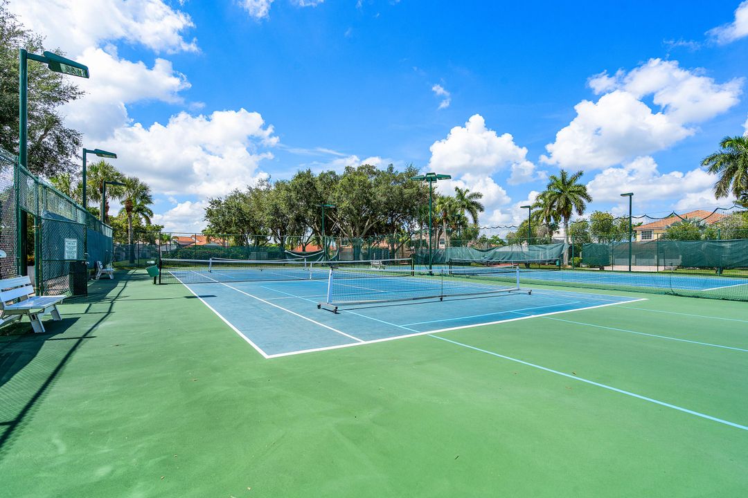 合同活跃: $1,149,000 (4 贝兹, 3 浴室, 2676 平方英尺)