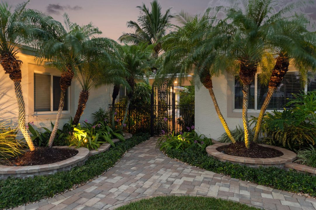 合同活跃: $1,695,000 (5 贝兹, 3 浴室, 2348 平方英尺)