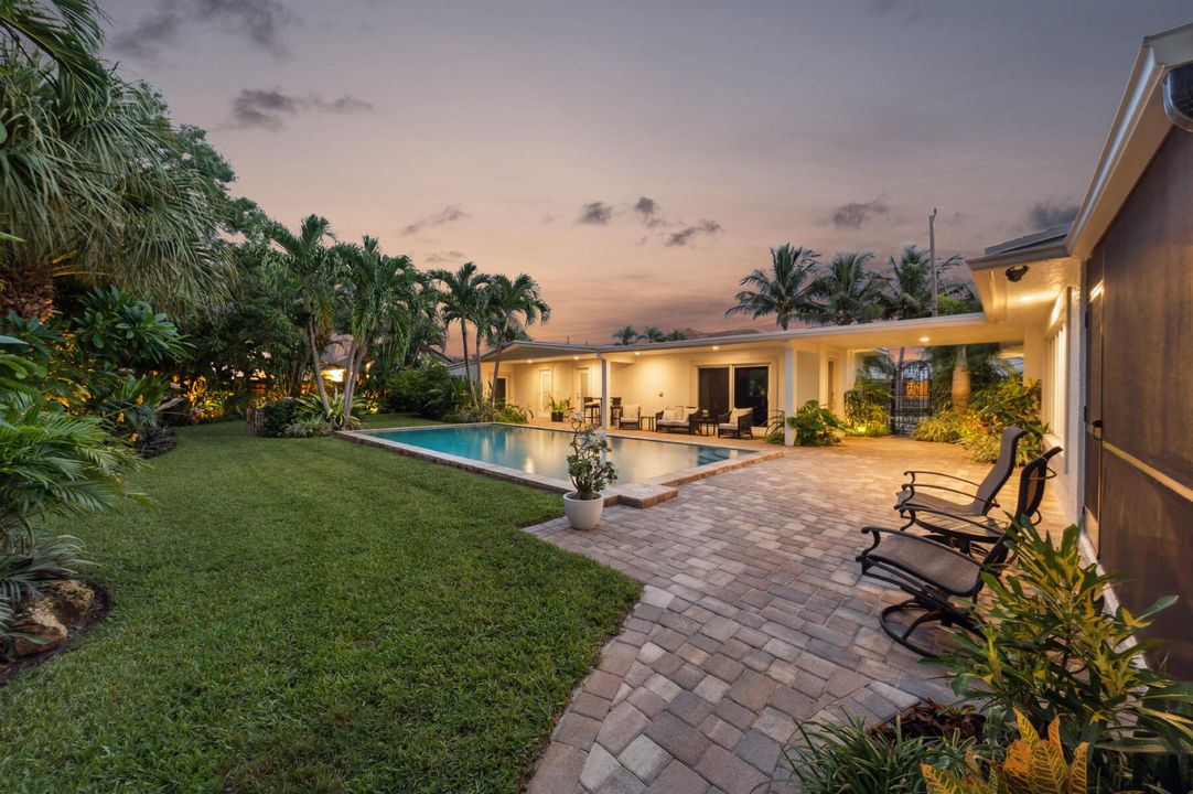 合同活跃: $1,695,000 (5 贝兹, 3 浴室, 2348 平方英尺)