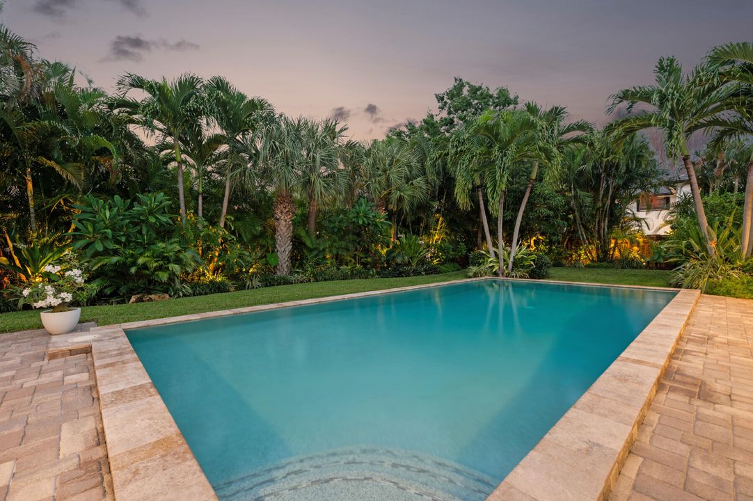 合同活跃: $1,695,000 (5 贝兹, 3 浴室, 2348 平方英尺)