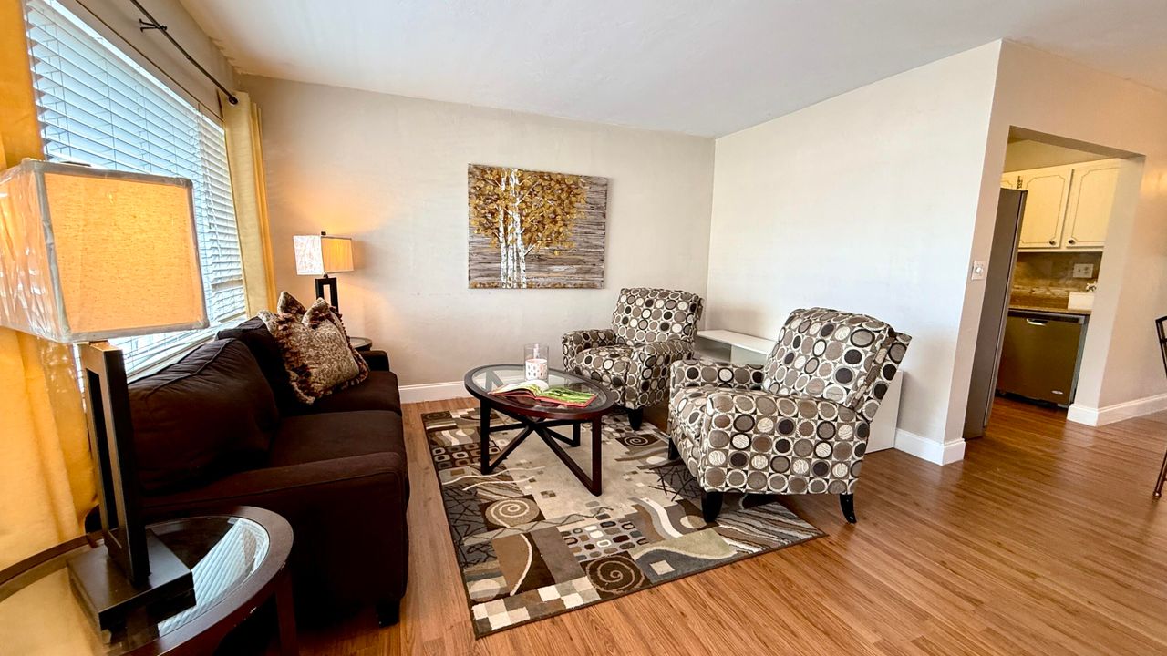 Active With Contract: $1,300 (1 beds, 1 baths, 640 Square Feet)