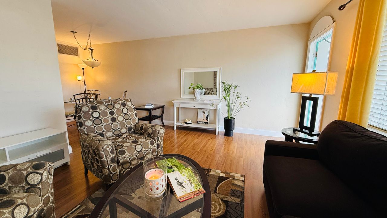 Active With Contract: $1,300 (1 beds, 1 baths, 640 Square Feet)