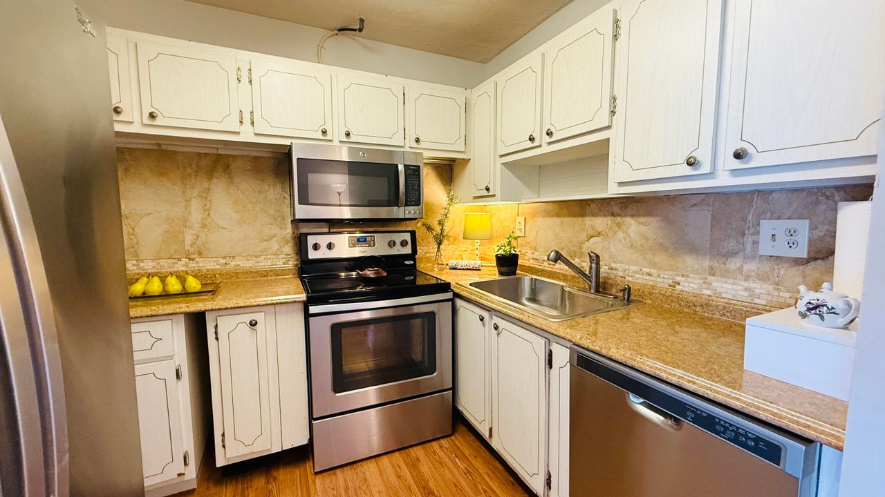 Active With Contract: $1,300 (1 beds, 1 baths, 640 Square Feet)
