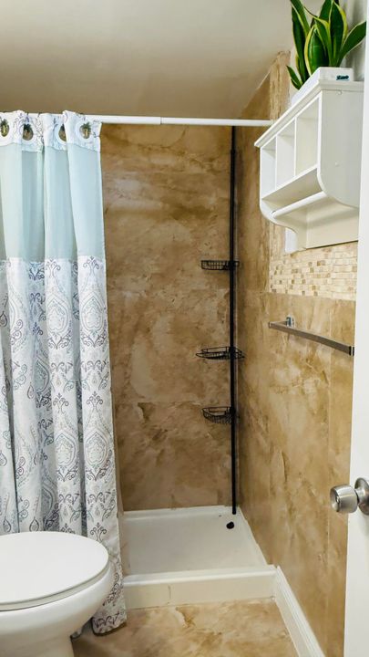 Active With Contract: $1,300 (1 beds, 1 baths, 640 Square Feet)