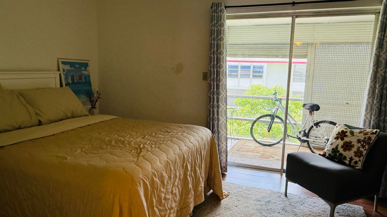 Active With Contract: $1,300 (1 beds, 1 baths, 640 Square Feet)