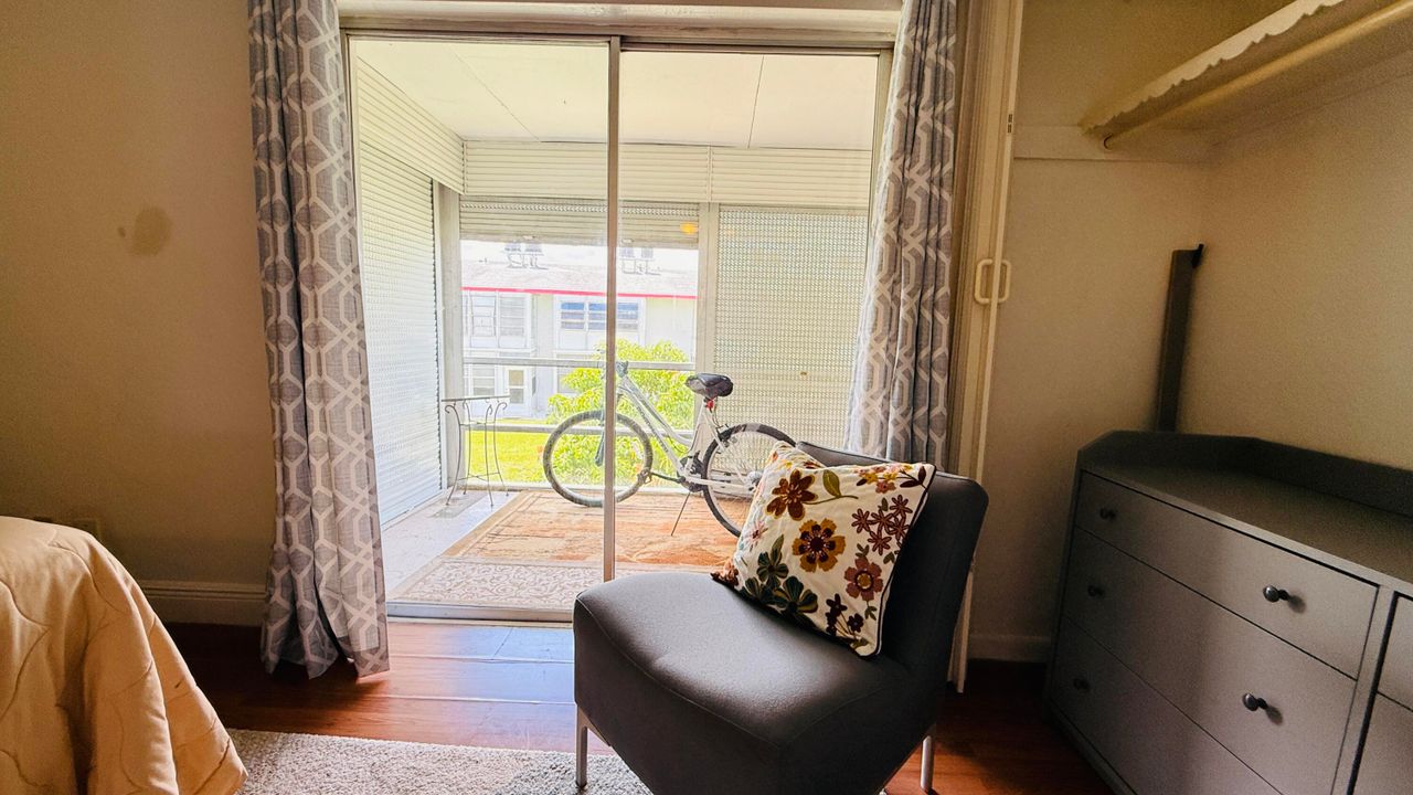 Active With Contract: $1,300 (1 beds, 1 baths, 640 Square Feet)