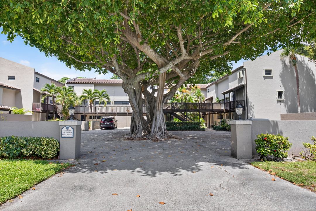 Active With Contract: $345,000 (2 beds, 2 baths, 1286 Square Feet)