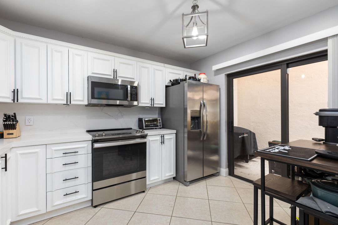 合同活跃: $449,000 (2 贝兹, 2 浴室, 1398 平方英尺)