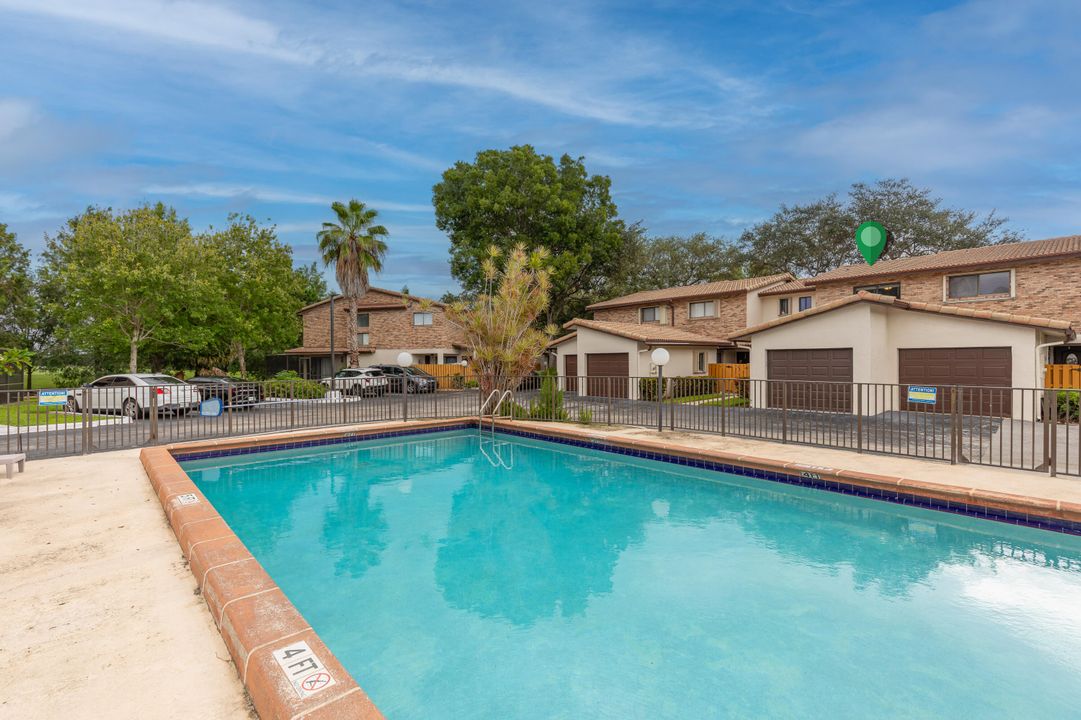 合同活跃: $449,000 (2 贝兹, 2 浴室, 1398 平方英尺)