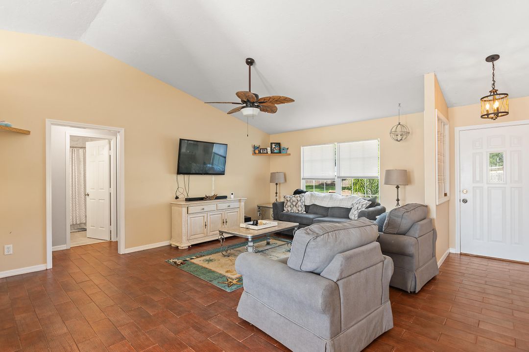 合同活跃: $309,000 (3 贝兹, 2 浴室, 1261 平方英尺)