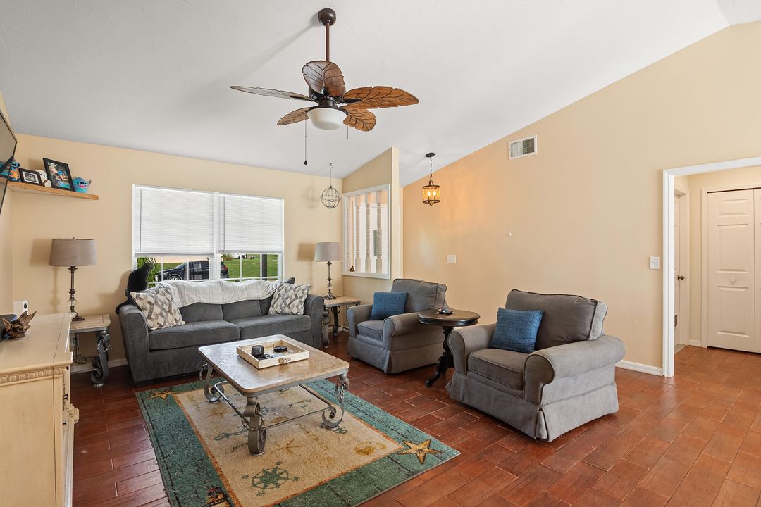 合同活跃: $309,000 (3 贝兹, 2 浴室, 1261 平方英尺)