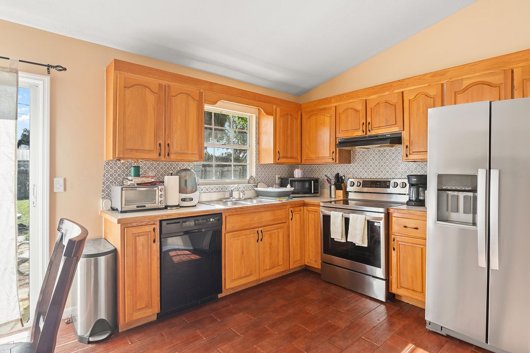 合同活跃: $309,000 (3 贝兹, 2 浴室, 1261 平方英尺)