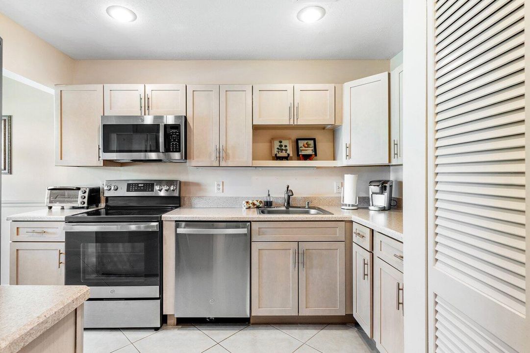 Под контрактом: $6,500 (2 спален, 2 ванн, 1388 Квадратных фут)