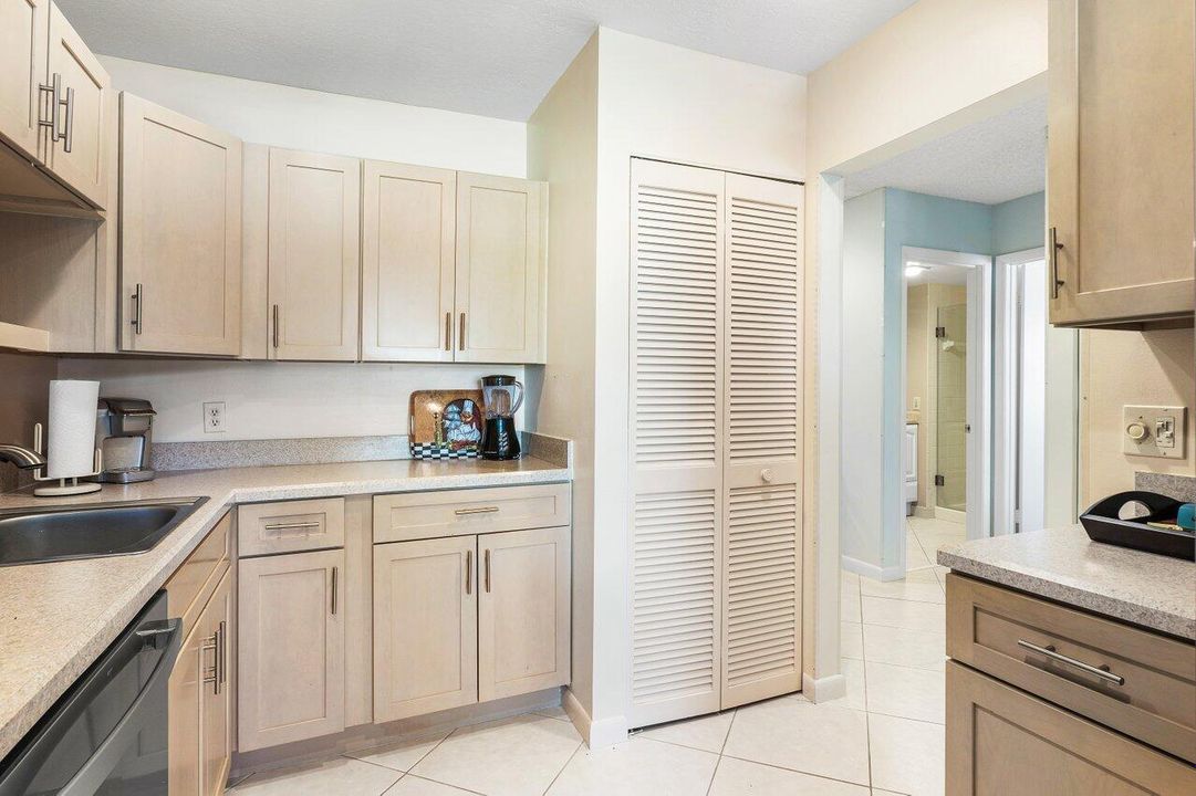 Под контрактом: $6,500 (2 спален, 2 ванн, 1388 Квадратных фут)