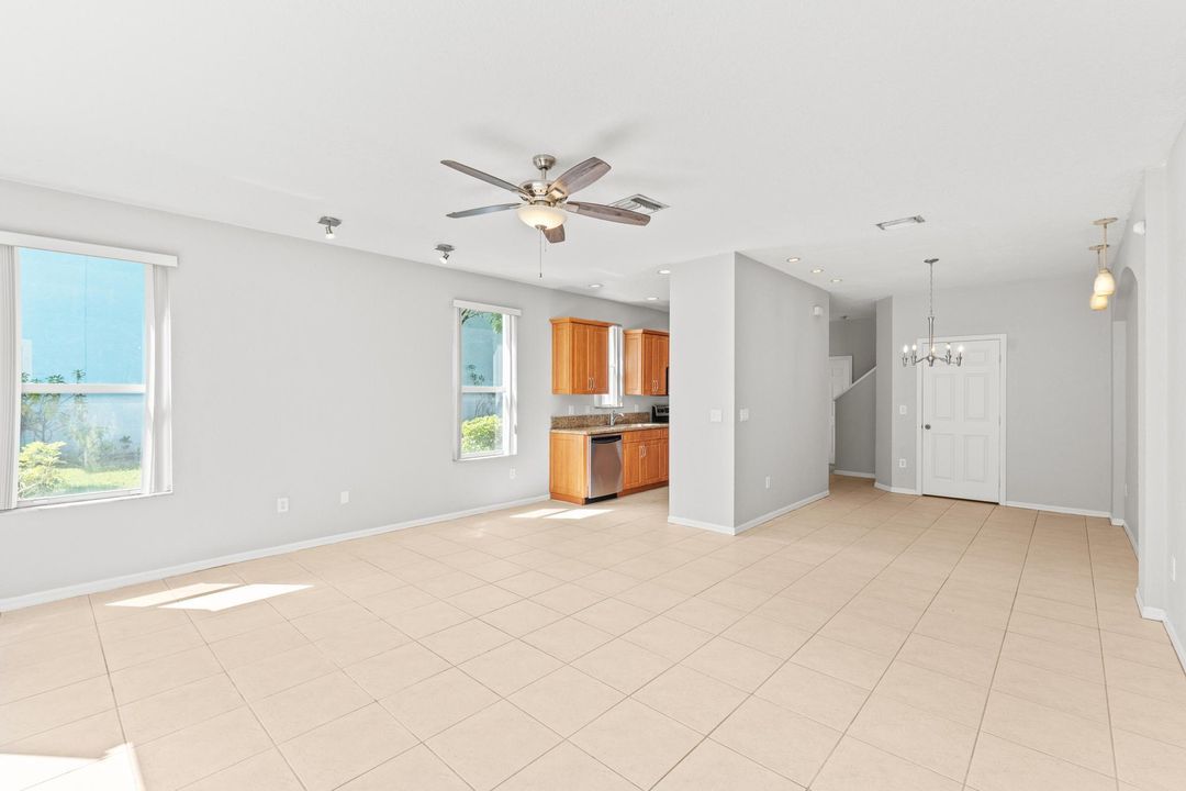Active With Contract: $2,550 (3 beds, 2 baths, 1711 Square Feet)