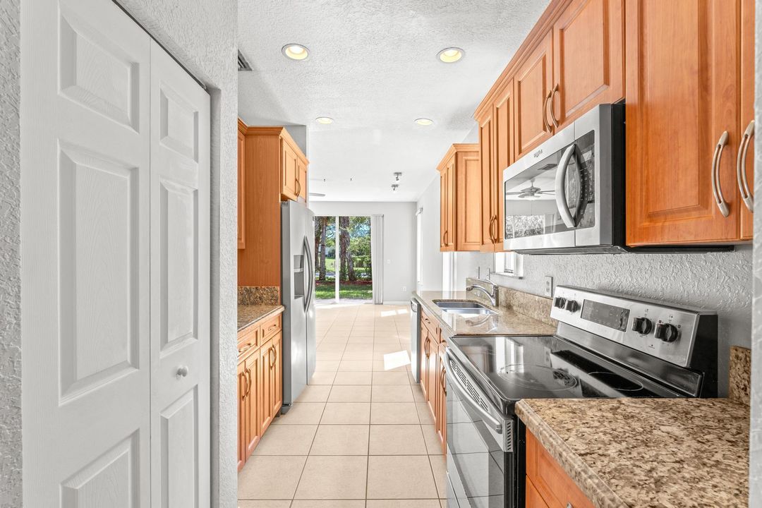 Active With Contract: $2,550 (3 beds, 2 baths, 1711 Square Feet)