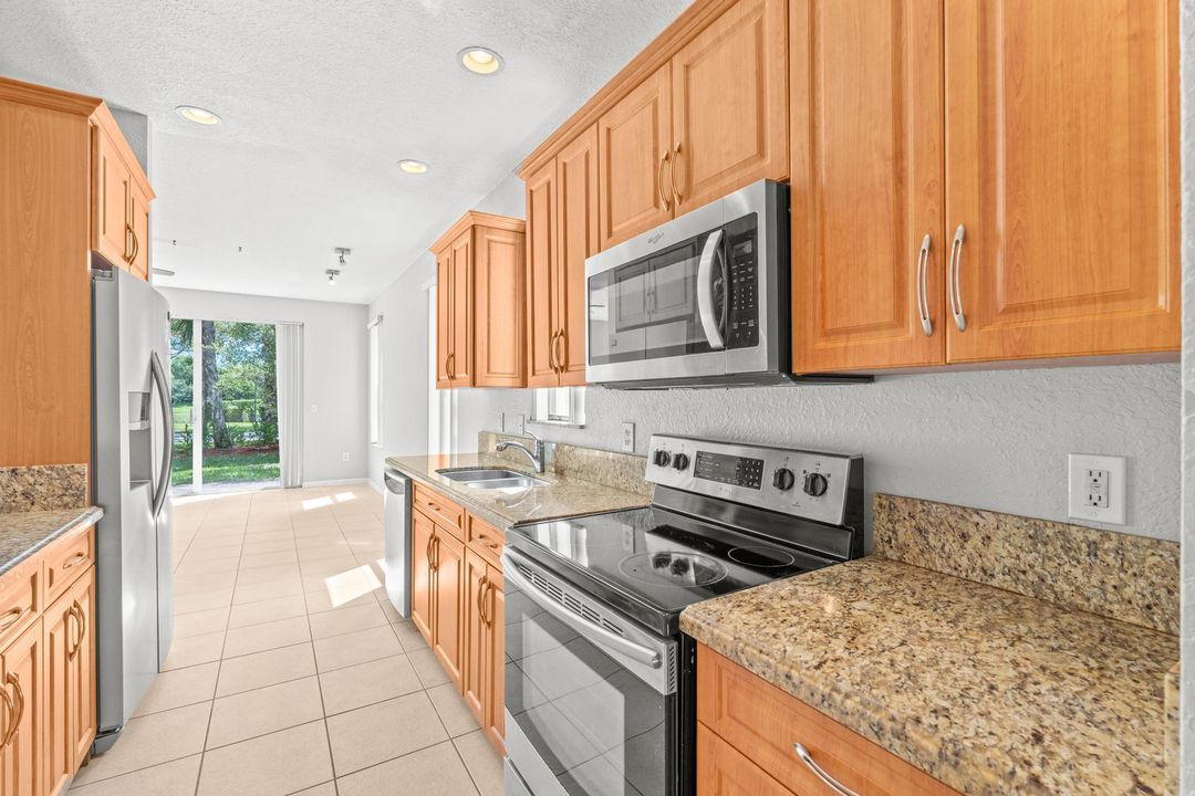 Active With Contract: $2,550 (3 beds, 2 baths, 1711 Square Feet)