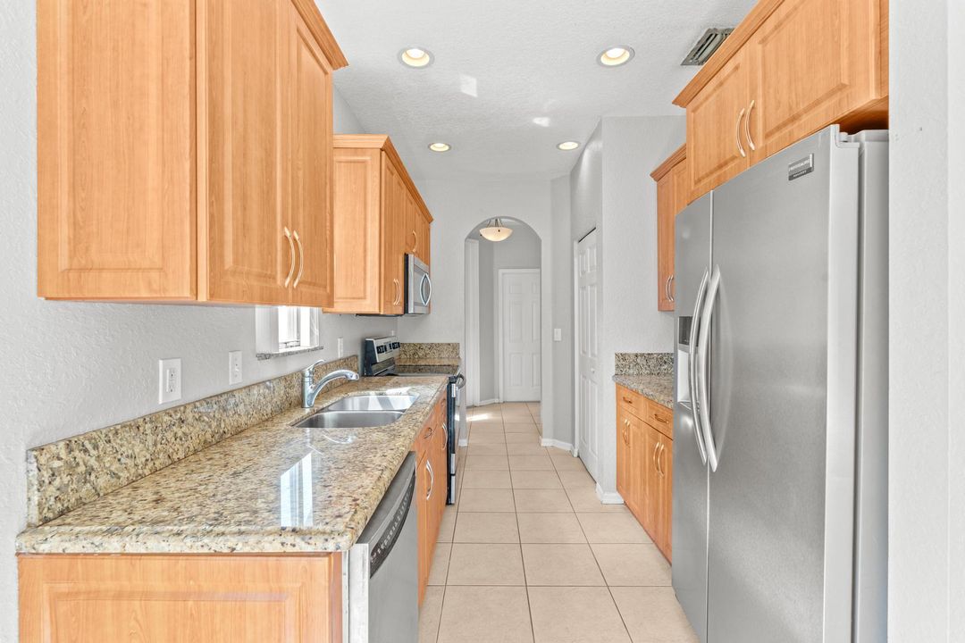 Active With Contract: $2,550 (3 beds, 2 baths, 1711 Square Feet)